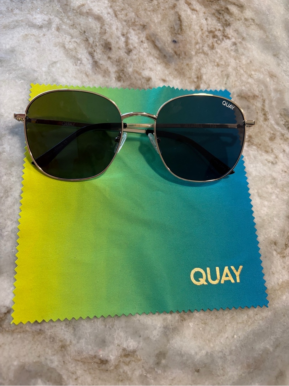 Quay Jezabel sunglasses, gold/smoke